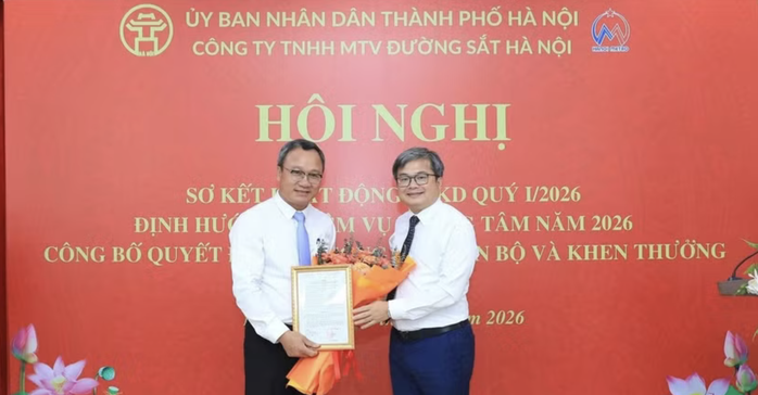 Ông Trương Việt Dũng, Phó Chủ tịch UBND TP Hà Nội, trao quyết định cho ông Khuất Việt Hùng (bên trái)