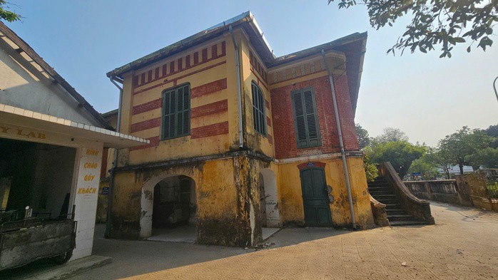 Căn biệt thự này đã có sự xuống cấp, không đáp ứng an toàn để "thần đèn" di dời.