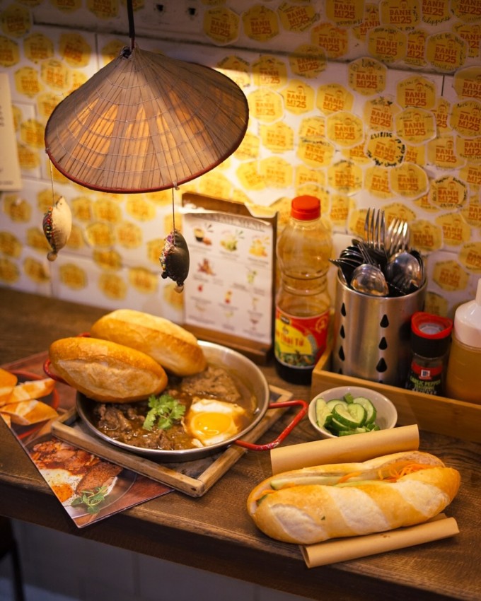 Bánh mì kẹp có giá từ 35.000 đồng còn bánh mì chảo dao động từ 65.000 - 80.000 đồng tùy lựa chọn nhân ăn kèm. Ảnh: Tony Valete