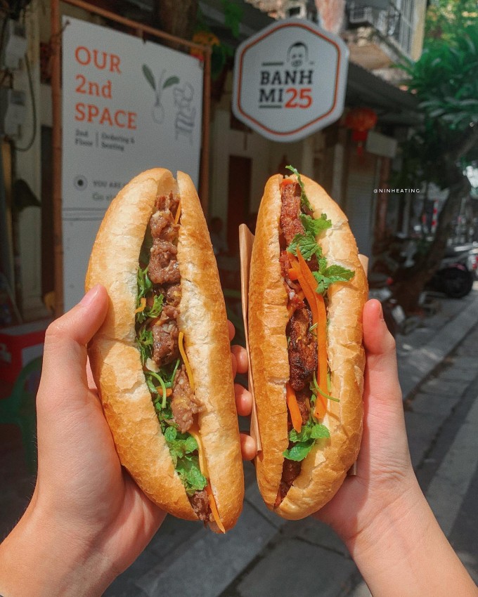 Bánh mì kẹp được phục vụ kèm rau thơm, đồ chua, giúp cân bằng hương vị và chống ngán. Ảnh: ninheating