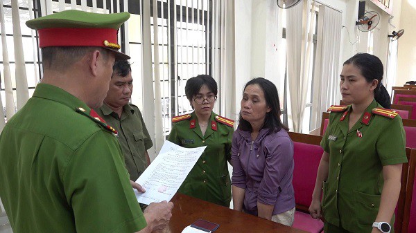 Công an đọc lệnh khởi tố, bắt tạm giam bà Cao Thị Bé. Ảnh: Công an TP Đà Nẵng.