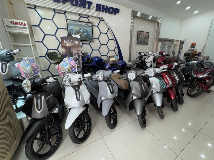 Cửa hàng xe xăng vắng khách