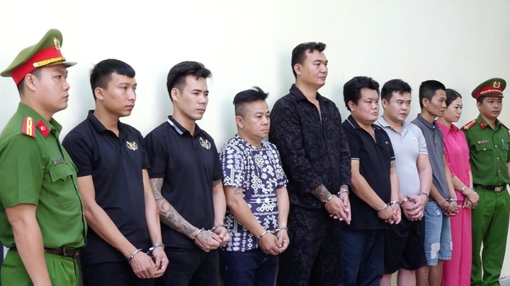 Các bị can liên quan hoạt động đòi nợ thuê trá hình, cưỡng đoạt tài sản với số tiền hàng chục tỷ đồng. (Ảnh: Công an TP.HCM)