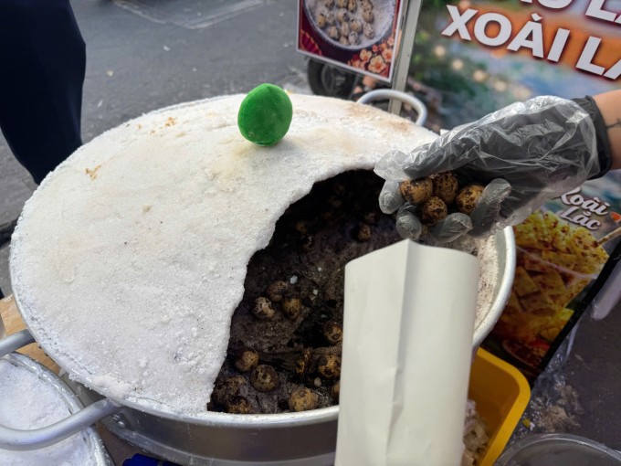 Món trứng cút ủ muối thảo mộc ở quầy hàng Lê Dủ. Ảnh: Hoàng Yến