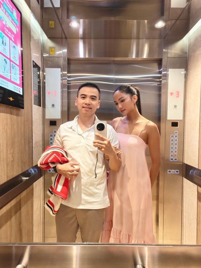 H'Hen Niê cả hai vẫn yêu như ngày đầu. Ảnh: NVCC