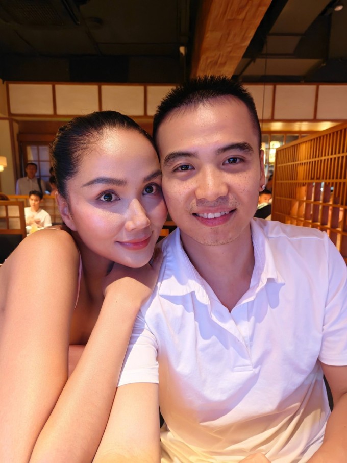 Hoa hậu H'Hen Niê và chồng có buổi tối kỷ niệm lãng mạn. Ảnh: NVCC