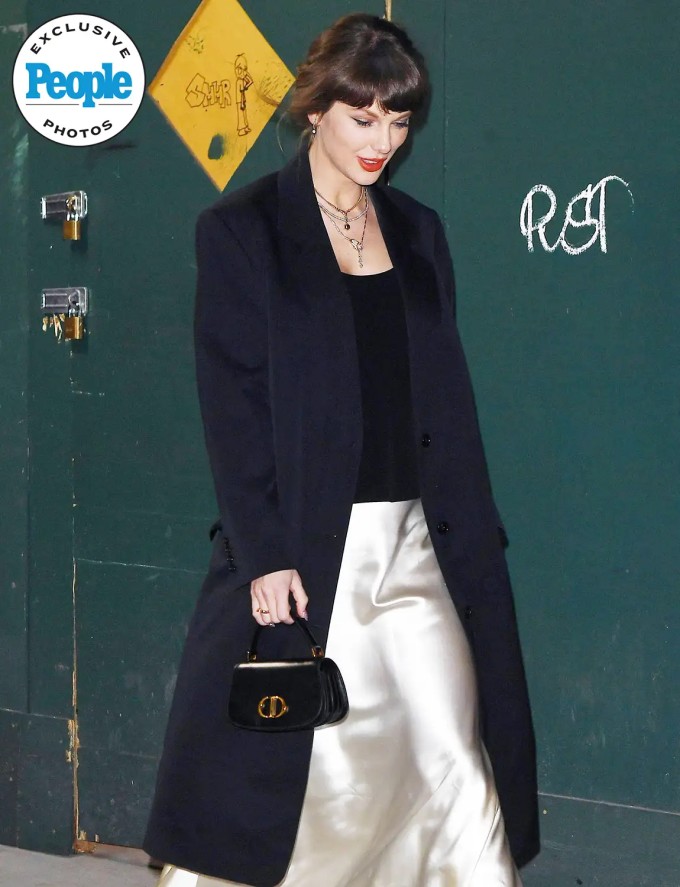 Taylor diện váy lụa lấy cảm hứng váy cưới. Ảnh: TheImageDirect