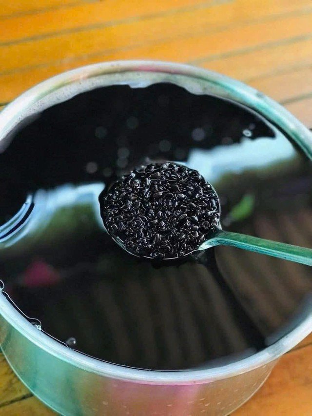 Nước đậu đen giải nhiệt ngày hè tốt, nhưng người suy thận cần chú ý khi uống.