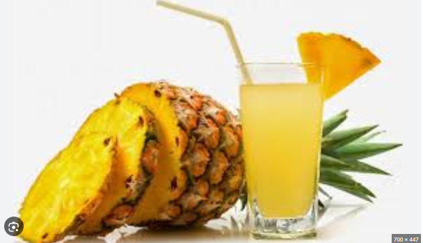 Nước ép dứa là lựa chọn dễ thực hiện, giúp bổ sung nước và vitamin cần thiết cho cơ thể.