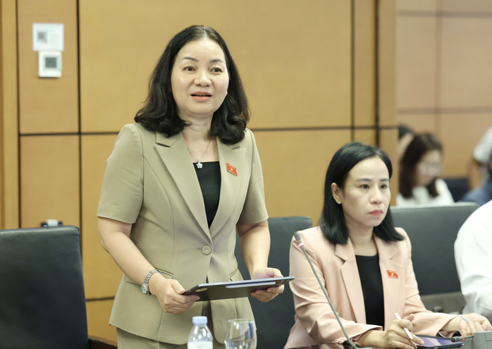 ĐB Trương Thị Bích Hạnh, Ủy viên Ban Thường vụ Thành ủy, Phó Chủ tịch Thường trực Ủy ban MTTQ TPHCM, phát biểu tại tổ sáng 10-4. Ảnh: Văn Duẩn