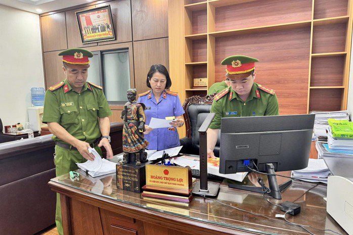 Cơ quan Cảnh sát điều tra Công an tỉnh Phú Thọ khám xét khẩn cấp nơi làm việc của Hoàng Trọng Lợi tại UBND phường Phúc Yên, tỉnh Phú Thọ. Ảnh: Công an cung cấp