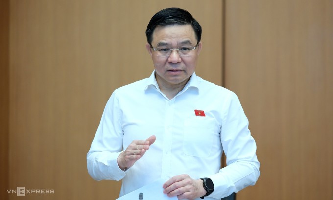 Bộ trưởng Công Thương Lê Mạnh Hùng phát biểu tại phiên thảo luận sáng 10/4. Ảnh: Anh Tú