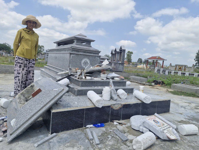 Công an điều tra vụ việc mộ mẹ Việt Nam anh hùng bị đập phá - 1