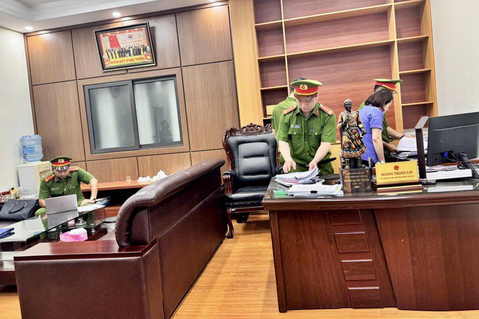 Cơ quan chức năng khám xét nơi làm việc của Hoàng Trọng Lợi. Ảnh: CACC