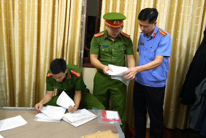 Cơ quan CSĐT Công an tỉnh Phú Thọ khám xét nơi ở của Hoàng Trọng Lợi, tại tổ 7, phường Phúc Yên, tỉnh Phú Thọ. Ảnh: CACC