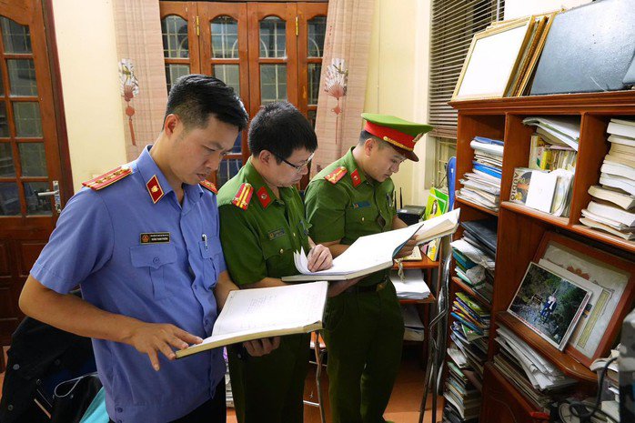 Cơ quan chức năng khám xét nơi ở của đối tượng. Ảnh: CACC