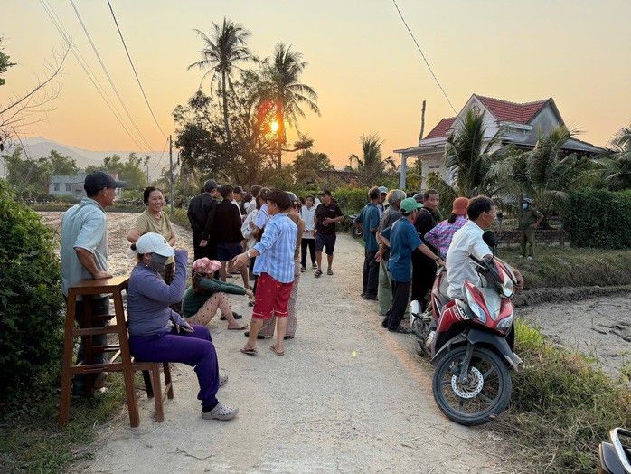 Người dân lo lắng theo dõi diễn biến sự việc