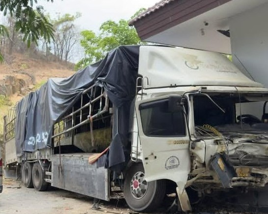 Chiếc xe tải bị hư hỏng nặng.