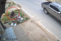 Clip: Xe máy mất lái lao lên vỉa hè, thanh niên lộn nhào rơi xuống vườn rau