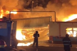 Cháy lớn kèm nhiều tiếng nổ tại một công ty ở TPHCM