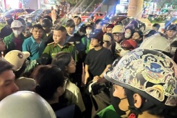 Hà Nội: Nữ tài xế bị tấn công trên đường Xuân Thủy, gục tại chỗ