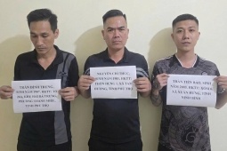 Ba người đàn ông kéo nữ nhân viên quán karaoke vào phòng VIP đánh đập, ép trả tiền