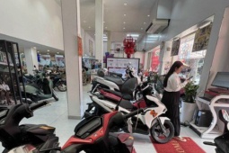 Tiêu thụ xe máy điện tăng sốc, doanh số xe xăng chững lại