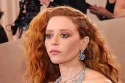 Nữ diễn viên 47 tuổi vừa bị đuổi khỏi máy bay là ai?