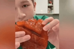 'Kẹo' làm từ cá hồi: Người khen 'gây nghiện', người chê tanh