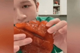 'Kẹo' làm từ cá hồi: Người khen 'gây nghiện', người chê tanh