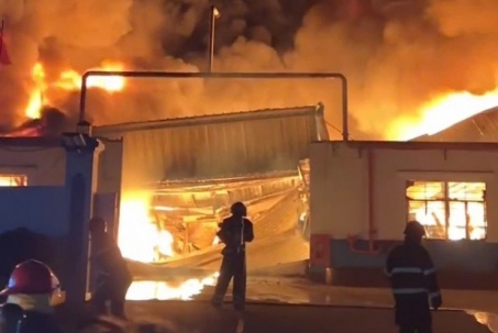 Cháy lớn kèm nhiều tiếng nổ tại một công ty ở TPHCM