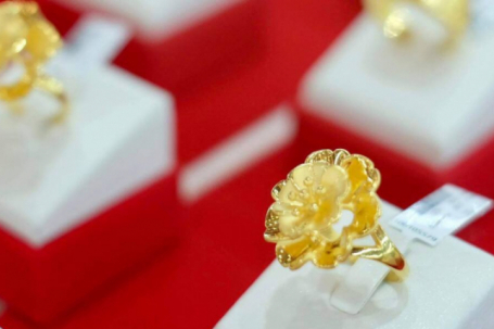 Giá vàng hôm nay 10/4: USD suy yếu, vàng quay đầu tăng mạnh