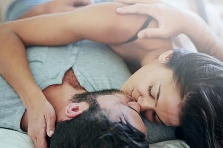 Sau tuổi 40, vì sao nhiều cặp đôi lúng túng khi gần gũi trở lại?