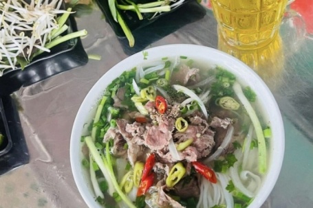 Giá tô phở tăng 10.000 đồng, chủ quán lời thêm hay chỉ ‘gồng lỗ’?