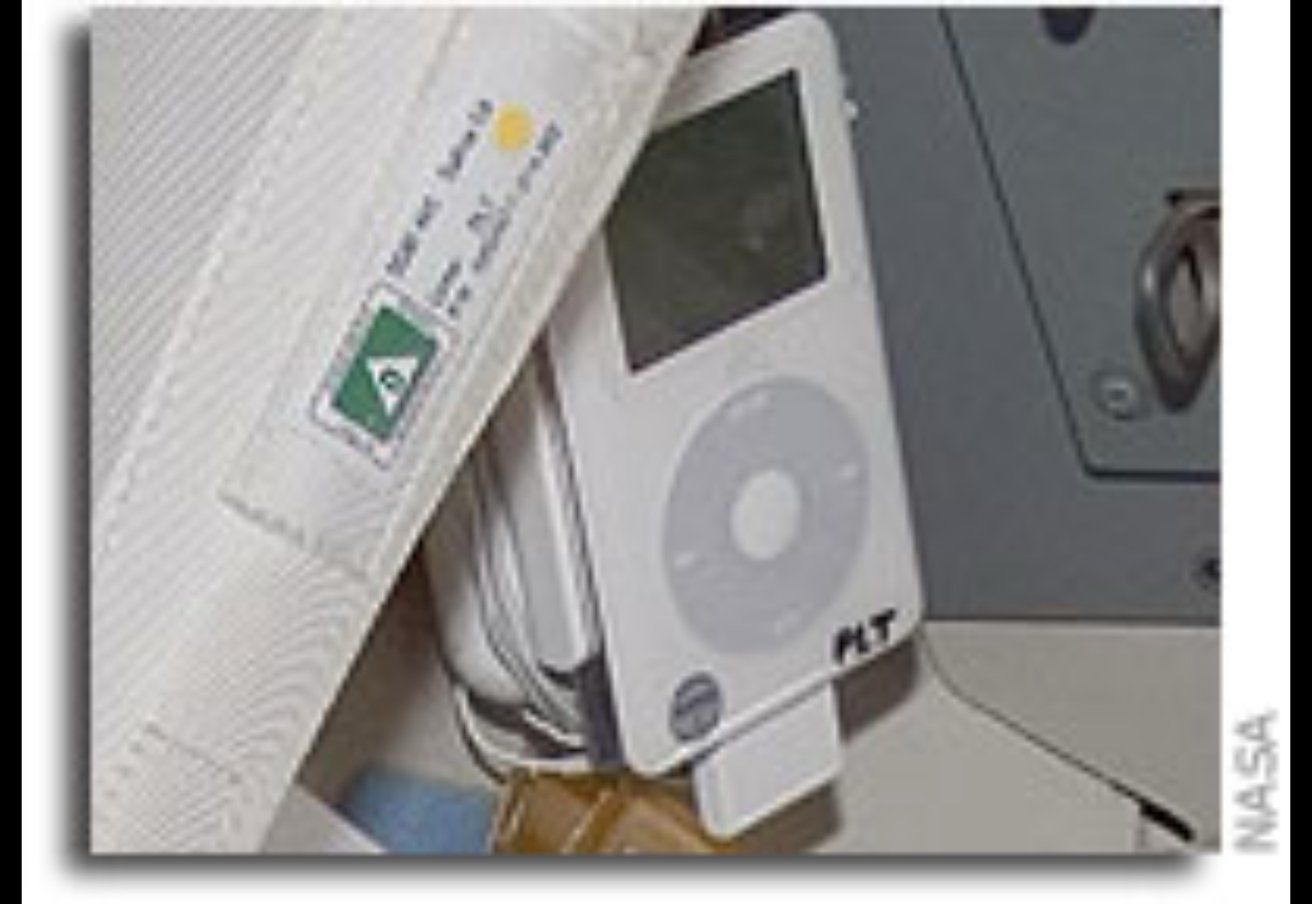 iPod trên tàu con thoi Discovery.