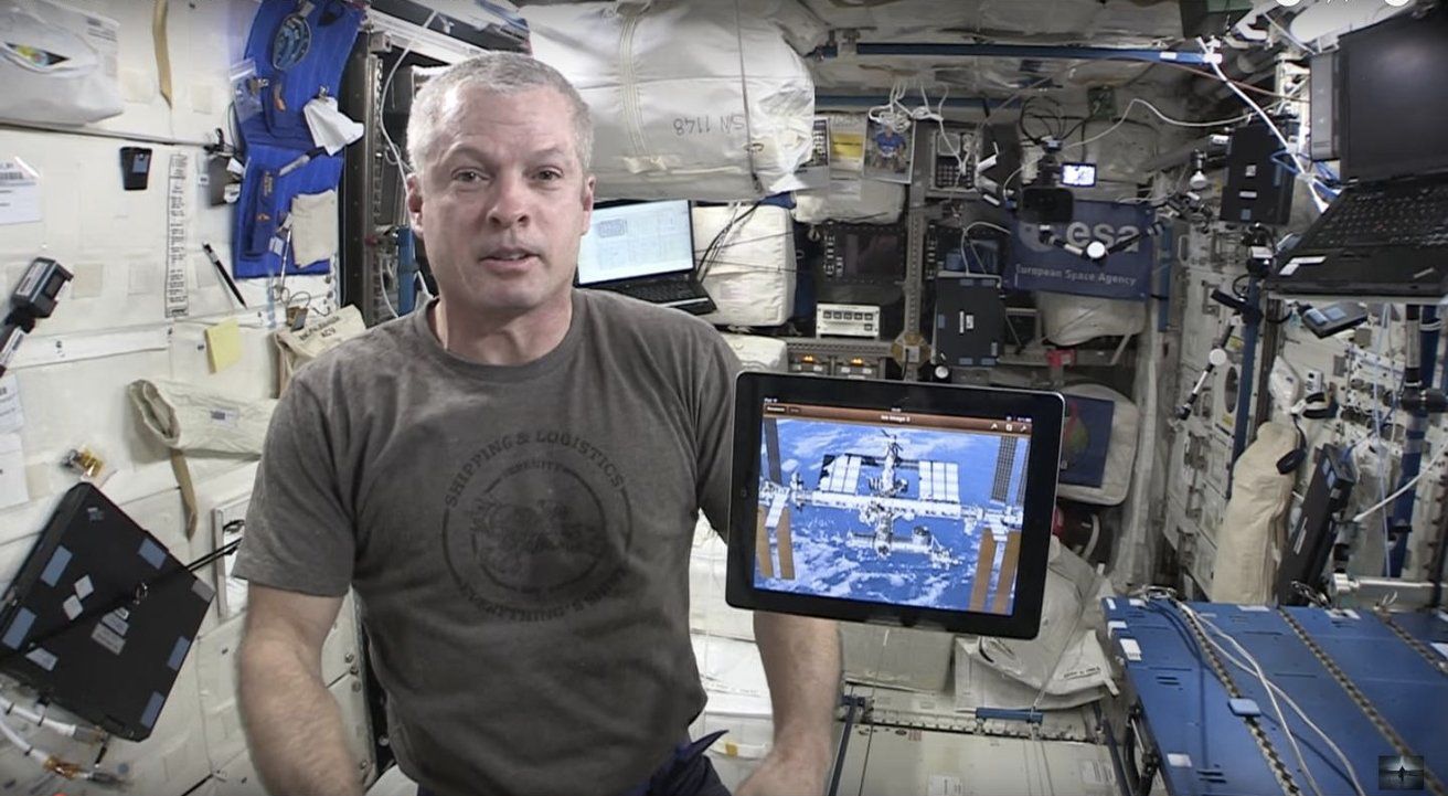 Phi hành gia Steven Swanson trên Trạm Vũ trụ Quốc tế (ISS) với một chiếc iPad.