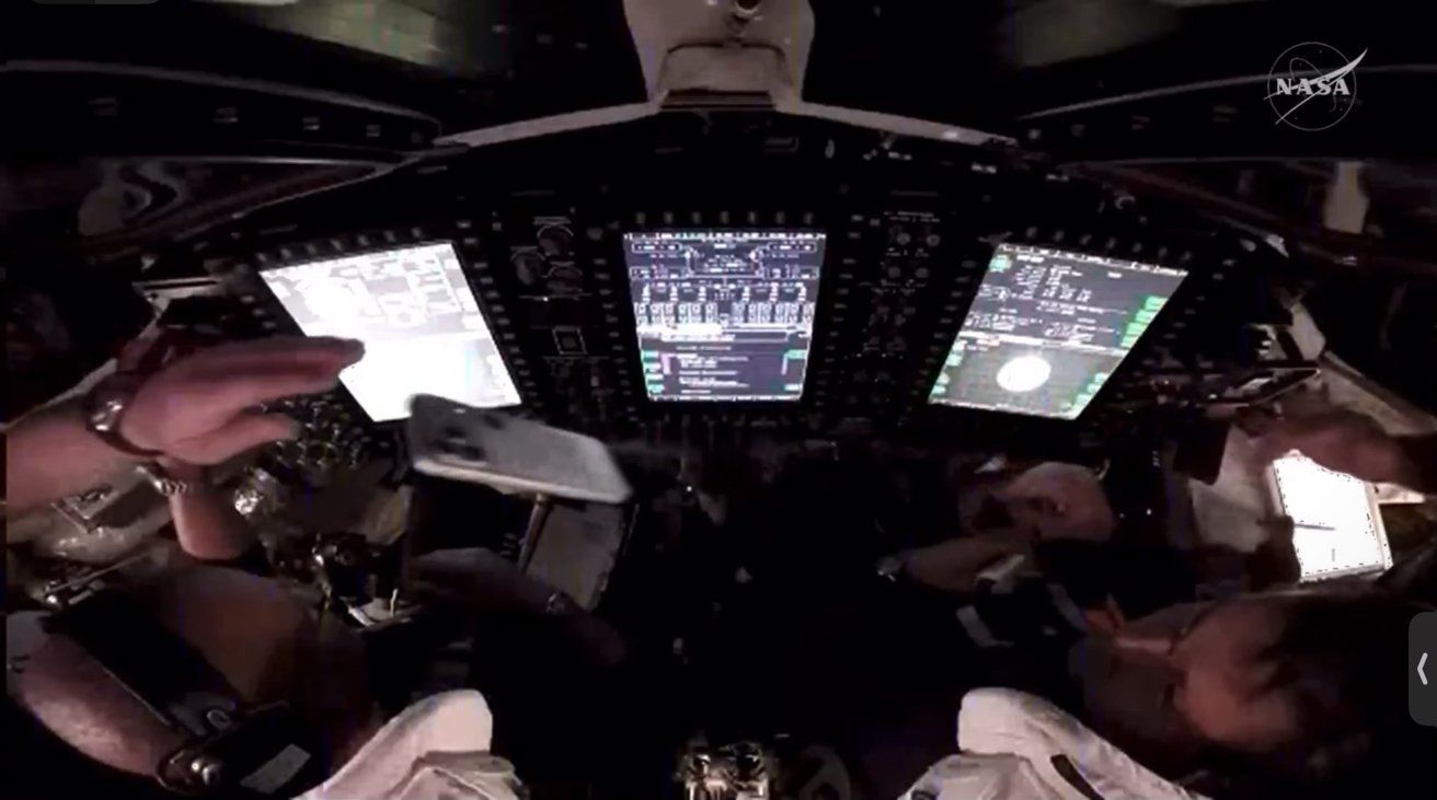 Các phi hành gia trên tàu Artemis II chuyền tay nhau chiếc iPhone 17 Pro Max để chụp ảnh.