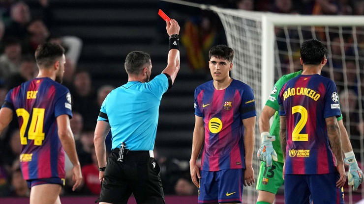Pau Cubarsi là cái tên mới nhất phải nhận thẻ đỏ của Barcelona