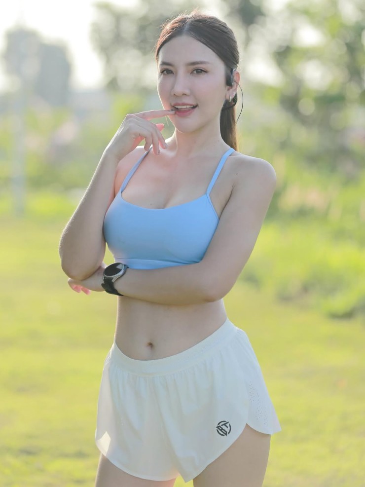 Cô gái mặc trang phục "tộc trưởng" nửa kín nửa hở, tham gia giải chạy bikini - 8