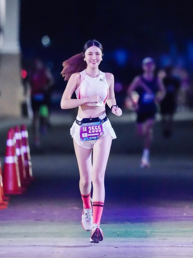 Cô gái mặc trang phục "tộc trưởng" nửa kín nửa hở, tham gia giải chạy bikini - 9