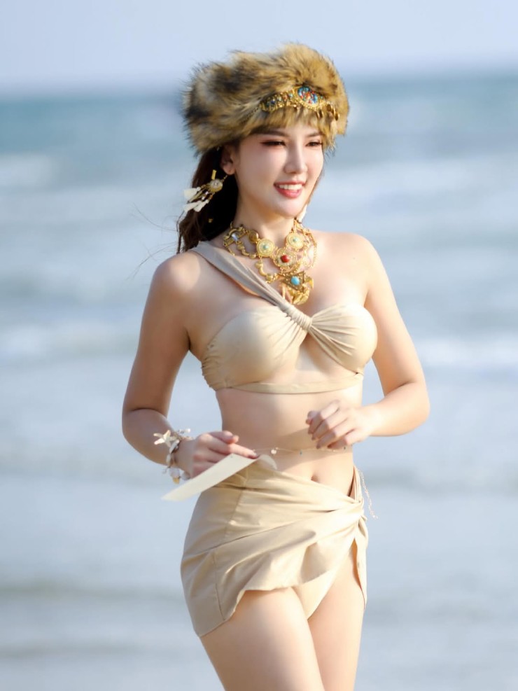 Cô gái mặc trang phục "tộc trưởng" nửa kín nửa hở, tham gia giải chạy bikini - 2