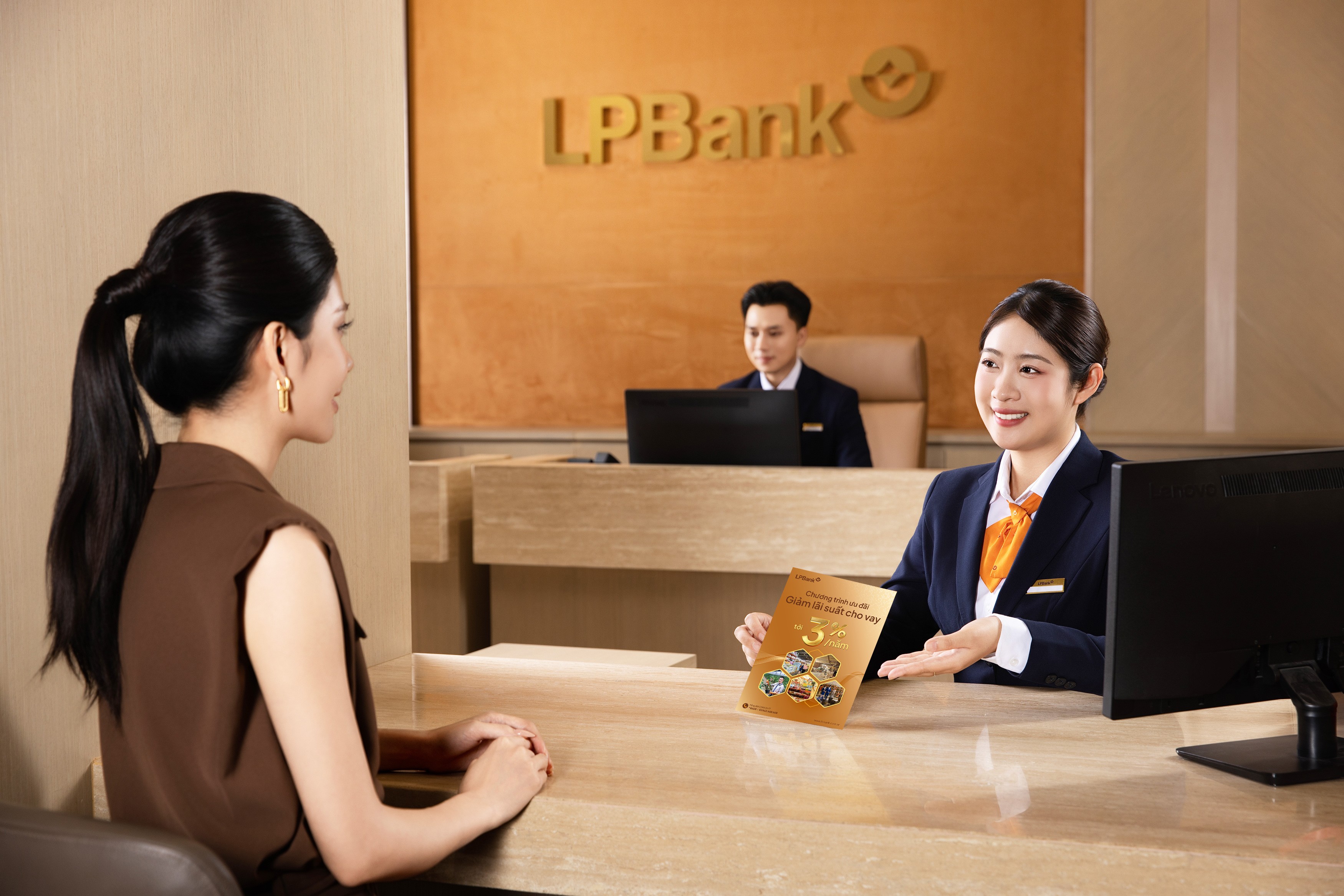 LPBank tiên phong giảm lãi suất huy động và hạ lãi suất cho vay theo định hướng của NHNN