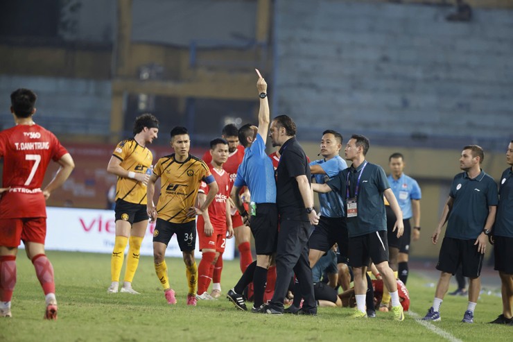 Popov “nổi đóa” nhận thẻ đỏ, Thể Công Viettel thắng trận cầu căng như dây đàn - 5