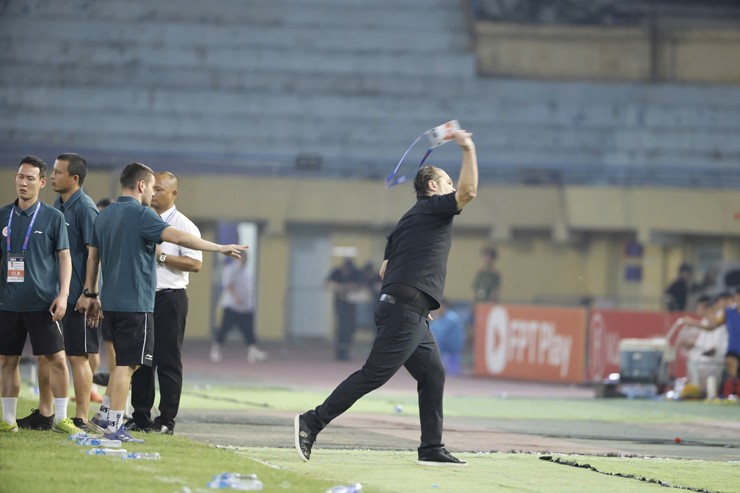 Phản ứng dữ dội của HLV Popov