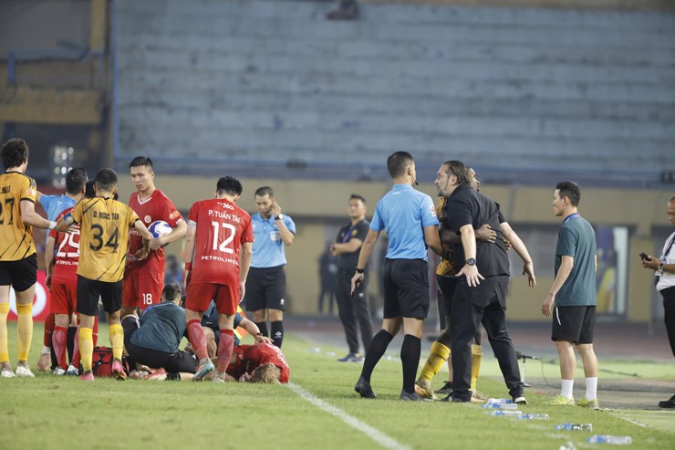 Popov “nổi đóa” nhận thẻ đỏ, Thể Công Viettel thắng trận cầu căng như dây đàn - 3