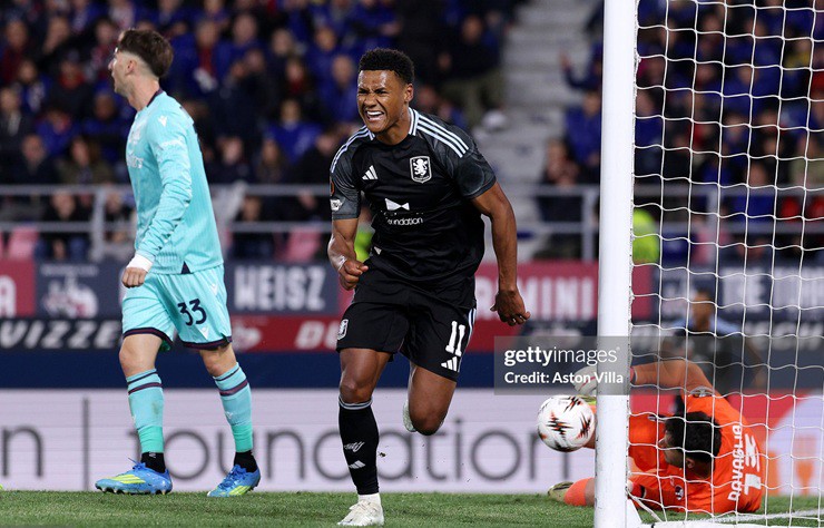 Watkins tỏa sáng lập cú đúp