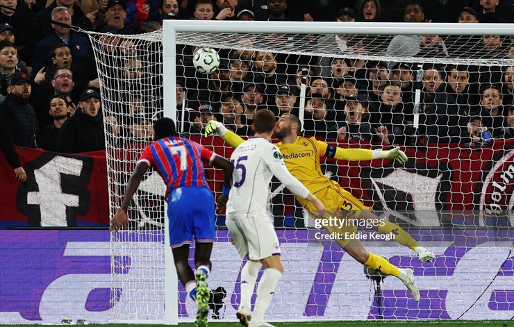 Thủ môn De Gea phải vào lưới nhặt bóng tới 3 lần