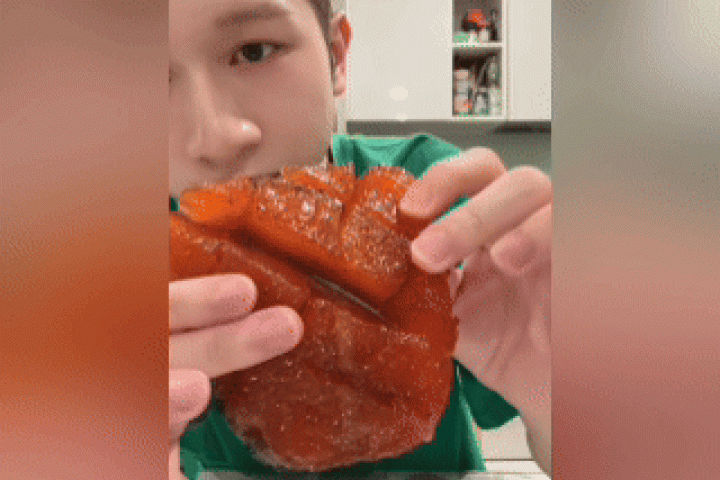 'Kẹo' làm từ cá hồi: Người khen 'gây nghiện', người chê tanh