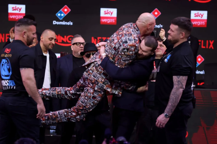 Fury bị đối thủ nhấc bổng dễ dàng