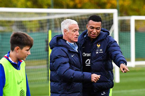 HLV Deschamps và Mbappe